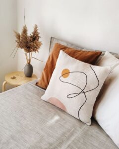 Cuscini con grafica lineare