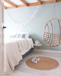 camera da letto con parete azzurra